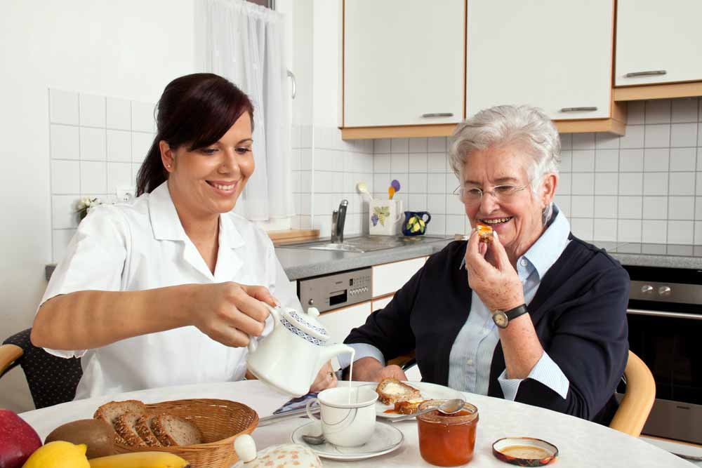 Anson Smart Workforce Nurse helps elderly woman at breakfast